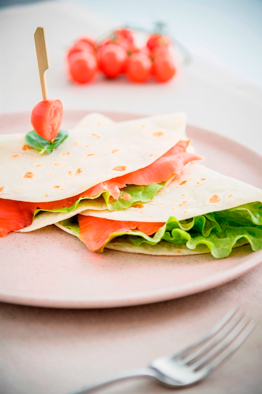 Πίτες Piadina με Μαρούλι,καπνιστό Σολομό,Ντομάτα & Βασιλικό.